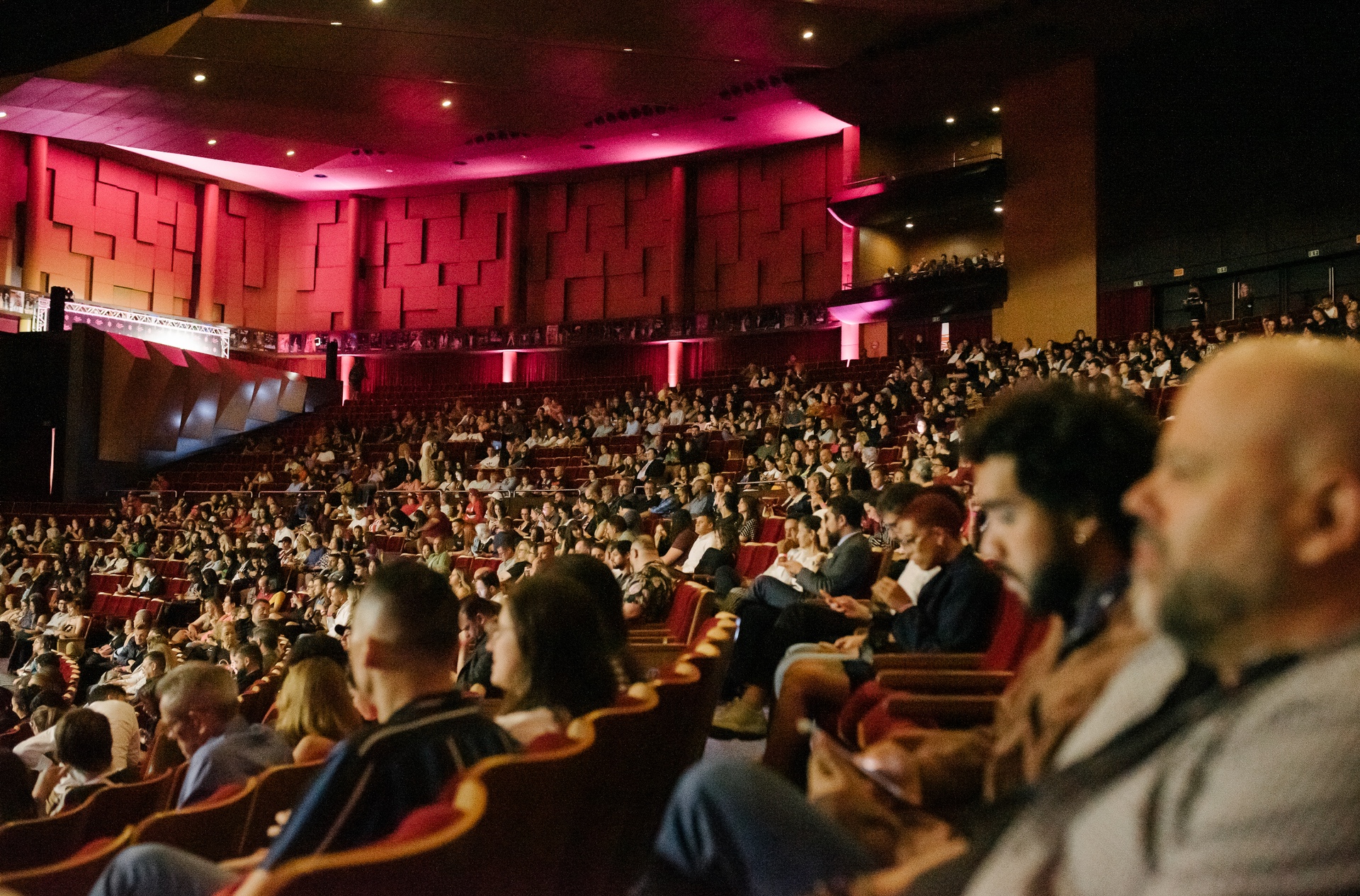 Plateia no Teatro Positivo com iluminação especial