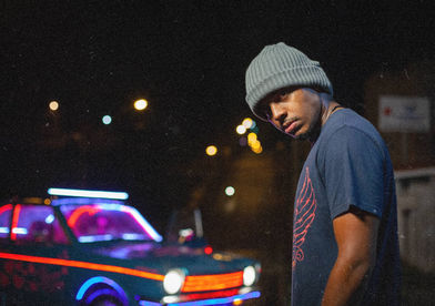 Cena do filme Coração de Neon 44