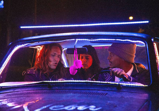 Cena do filme Coração de Neon 48