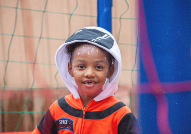 Cena do filme Coração de Neon 54