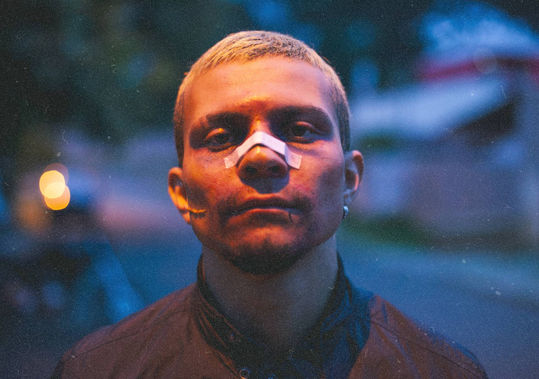 Cena do filme Coração de Neon 55