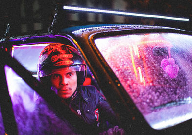 Cena do filme Coração de Neon 29