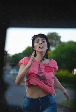 Cena do filme Coração de Neon 47