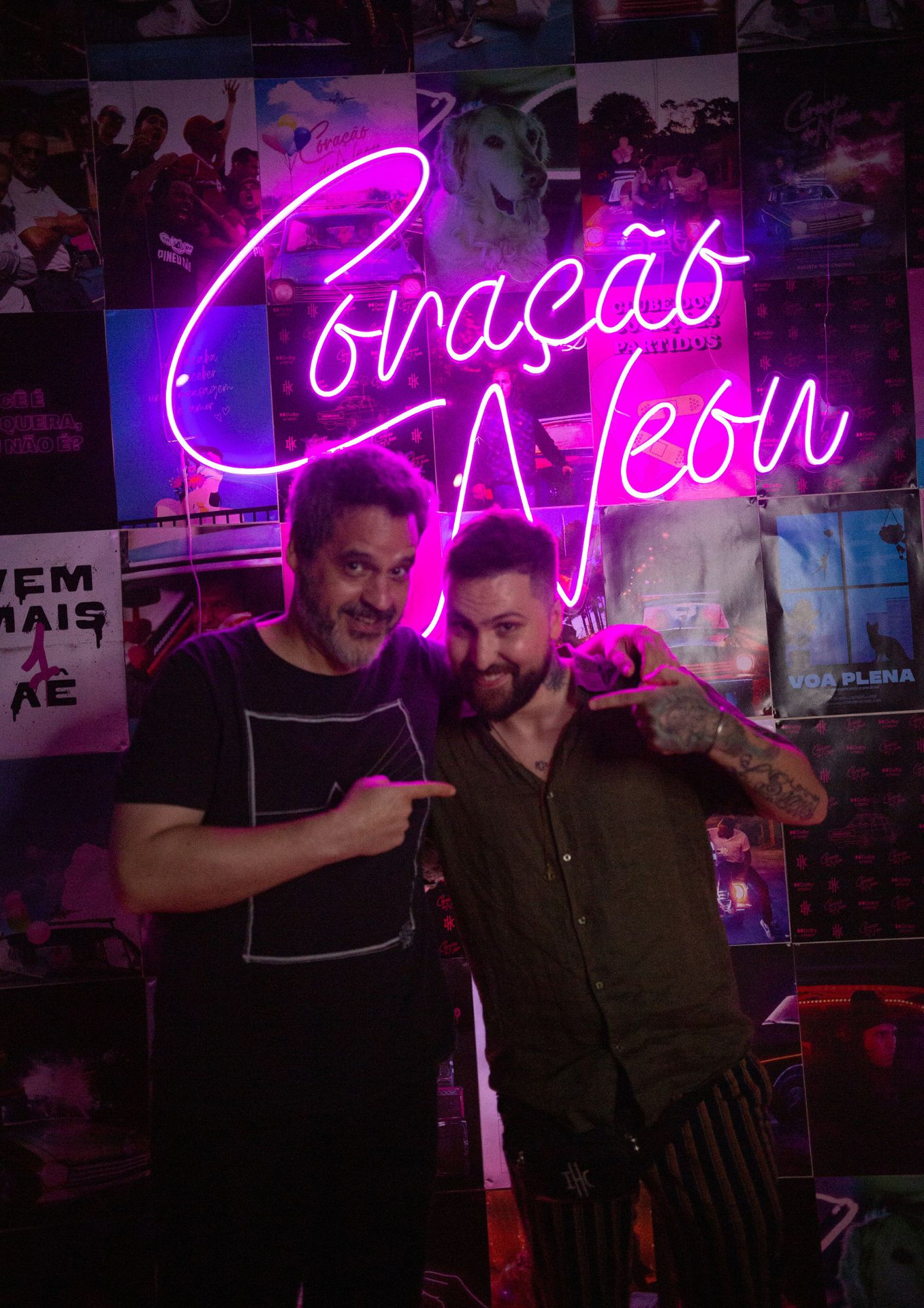 Letreiro neon Coração de Neon no backdrop da pré-estreia RJ