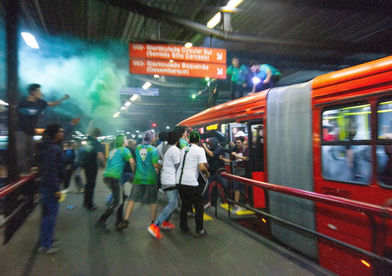 Cena do filme Coração de Neon 49