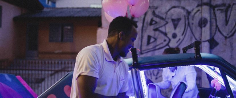 Cena do filme Coração de Neon 52